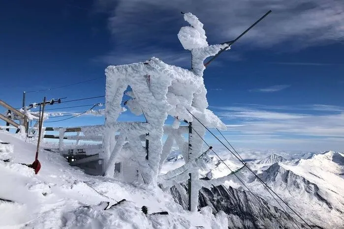 Beim Abgang einer gewaltigen Lawine nach den Schneefällen Anfang Dezember wurden große Teile der für die Erzherzog-Johann-Hütte lebenswichtigen Seilbahn zerstört, damit fehlt die gewohnte Rettungsinfrastruktur für die Osttiroler und Kärntner Seite des Großglockners.
