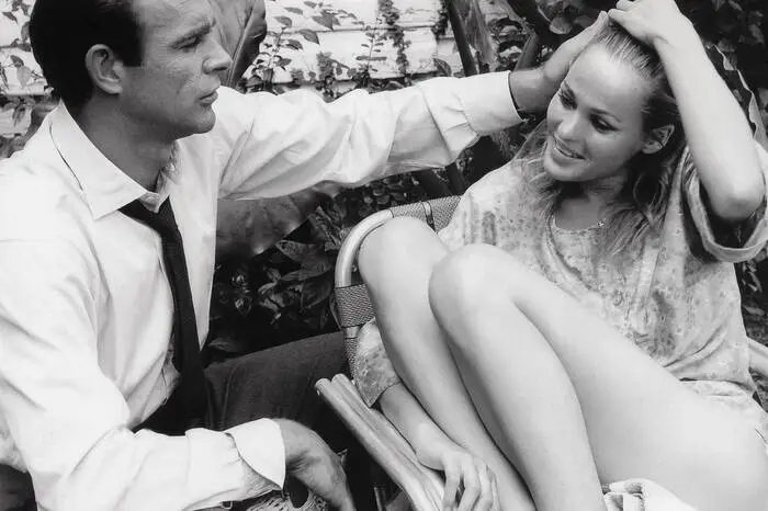 Mit Ursula Andress bei den Dreharbeiten zu "Bond jagt Dr. No". Insgesamt spielte Connery sieben Mal 007. Sechs mal in der offiziellen Serie, einmal im Ableger "Sag niemals nie" (1983)