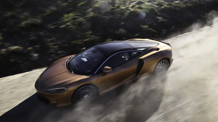 Das ist typisch britisches Unterstatement. Wenn man von seinen Sportwagen – und das auch völlig zu Recht – so überzeugt ist wie McLaren, dann kann man es sich leisten, bei einem neuen Modell primär auf den Komfort und das Kofferraumvolumen hinzuweisen. Immerhin zählen die Kunden der Marke zu den absoluten Vielfahrern unter den Schmieden heißer Eisen: Sie kommen nicht zum 5000-Kilometer-Service, sondern auch noch zum 50.000er-Boxenstopp.