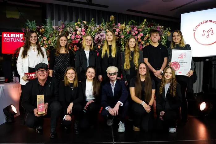 Kategorie „Entertainment“: Gewinner Chor „Wackelkontakt“ – Bernhard Wittgruber (links außen) und Nadine Harrer-Maier (rechts außen) mit Lokalredakteurin Nicole Stranzl