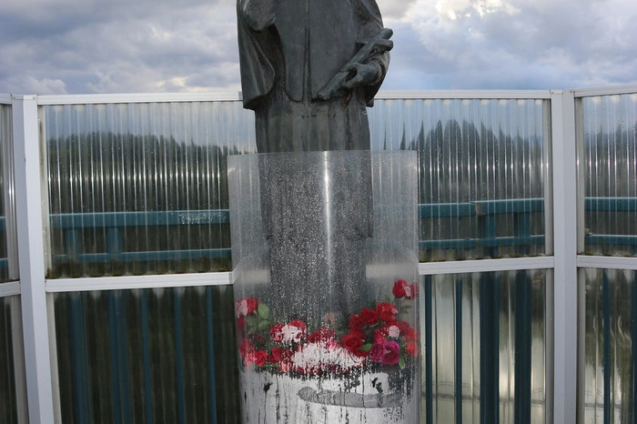 Die Rosen sollen aufgerissene Gräben zwischen den Menschen füllen.