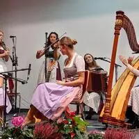 Die Gruppe „5 für Eva“ wirkte mit zünftiger volkstümlicher Musik mit, im Vordergrund die Geschwister Kargl