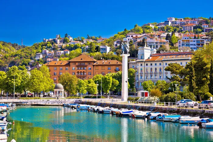 Die Bezeichnung Rijeka lehnt sich an den Fluss Rjecina an, der italienische Name Fiume geht auf das lateinische Wort für Fluss zurück. Wie die Gegensätze süß und salzig, wie der Fluss, der ins Meer mündet, ist auch die 130.000 Einwohner zählende Stadt selbst.