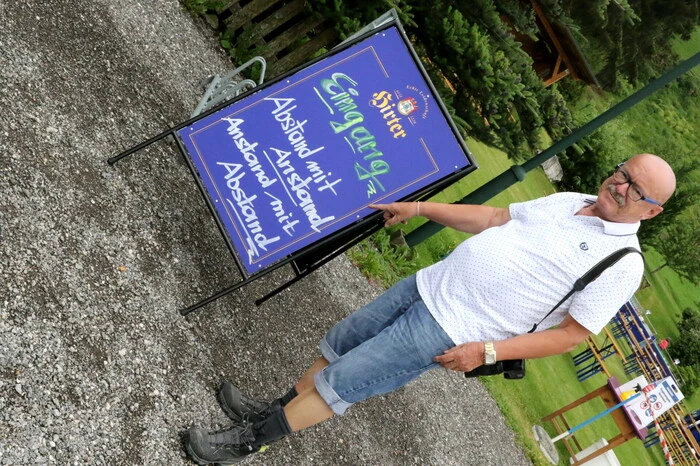 Übrigens: In bester Kirchtagsstimmung angetroffen wurden am Sonntag unter anderen Kabarettist Peter Kobal (Foto), „Buggl-Volte“ Valentin Stubinger, Auto-Experte Robert Kogler, Unternehmer Wolfgang Krassnitzer sowie Landwirt Dietmar Dietrichsteiner. 