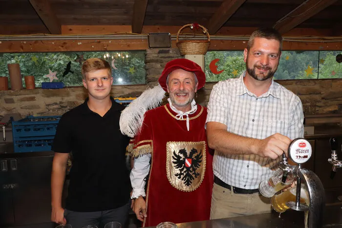 Für die Ausschank &amp; Service waren vom Burgverein Christian und Matthias Steiner, Julia Lachowitz, Elisa und Amelie Koschutnig und Lara Lassnig zuständig.  