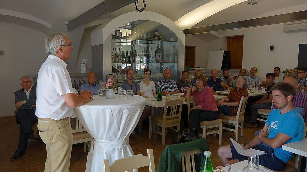 Klaus Eichberger vo AMS informierte bei der Jobbörse in der Weinbauschule über die arbeitsrechtlichen Hintergründe