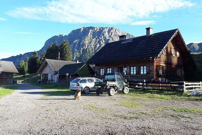 Einen traumhaften Blick auf den Reißkofel und das Gailtal bietet die Reisacher Jochalm, die man über Reisach oder Grafendorf erreicht. Oben warten Milchprodukte, Speck und Wurst aus eigener Landwirtschaft.