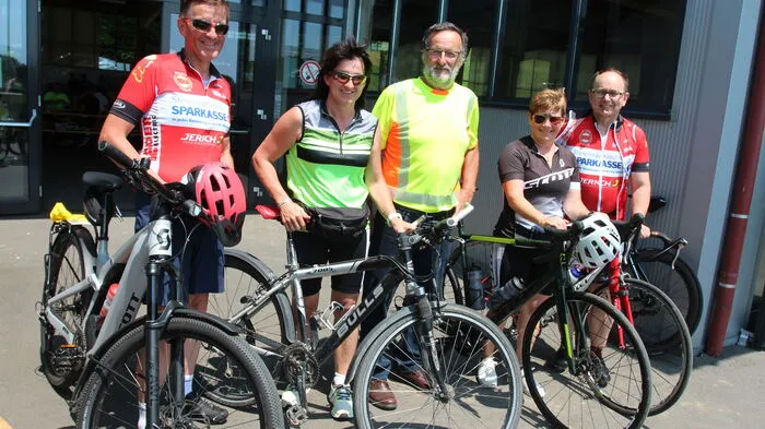 Helmut Hackl (3.v.l.) mit Teilnehmern am Radmarathon