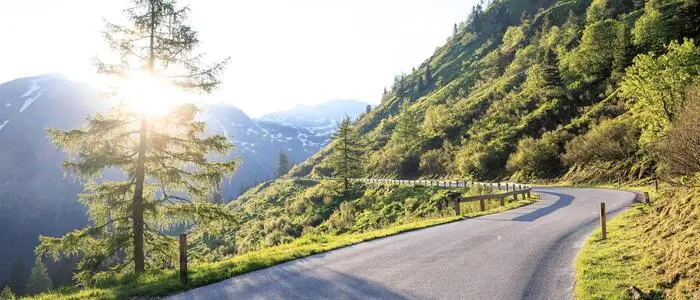 Von der Sonne geblendet übersah die Autofahrerin den Radfahrer (Sujetbild)