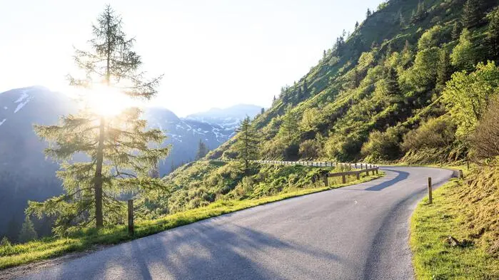 Von der Sonne geblendet übersah die Autofahrerin den Radfahrer (Sujetbild)