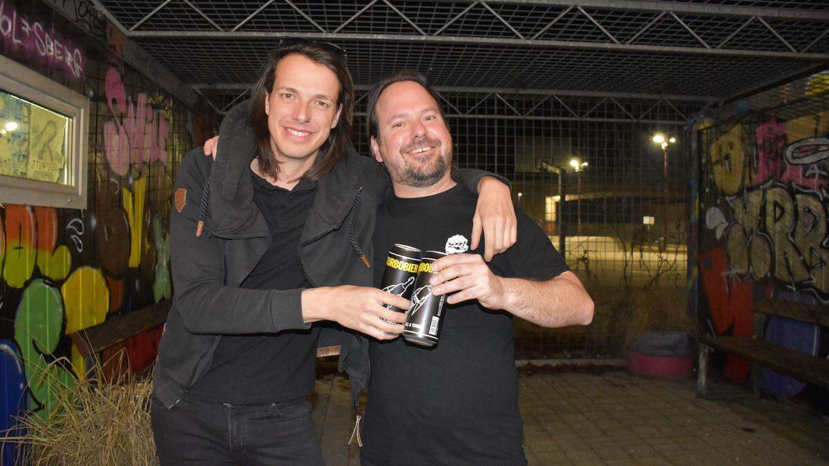 Organisator David Schwarz (rechts) mit Kabarettist Marco Pogo