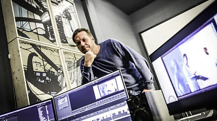 David Hofer an seinem Arbeitsplatz, an dem er seine Filme schneidet