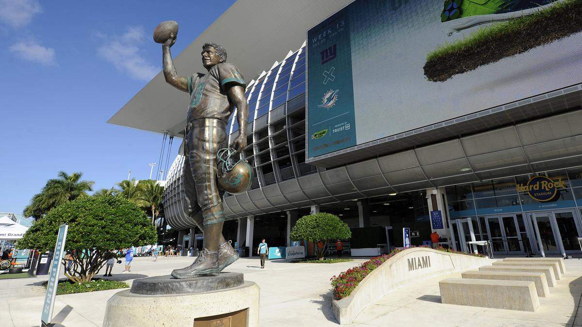 Vor dem Stadion der Miami Dolphins wird um den Grand-Prix-Sieg gefahren 