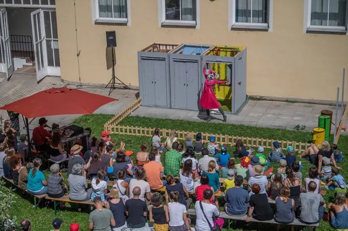 Szenenwechsel: Im Innenhof des Sozialzentrums Marianum holen Electrico 28 für ihre Performance "Full House" die Geschichten von