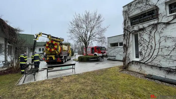 Ein Spezialfahrzeug rückte zur Kanalreinigung an