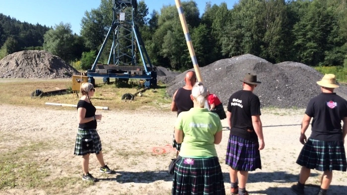 Kraft, Technik und Geschick: Beim Baumstammwerfen. . .