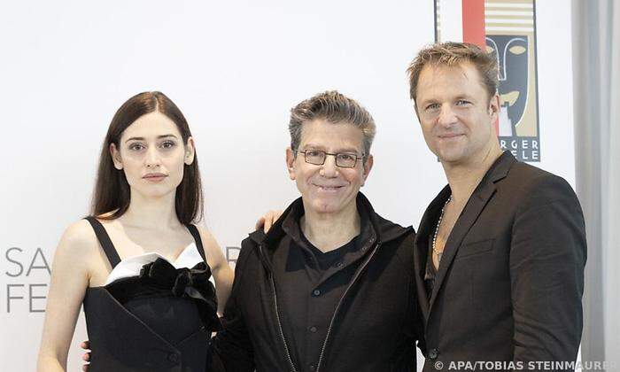  Regisseur Robert Carsen mit Deleila Piasko und Hochmair.