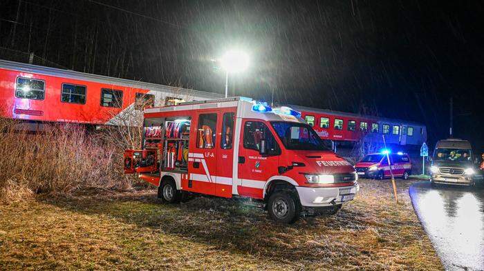 In St. Pankraz (Bezirk Kirchdorf, OÖ) wurden die Einsatzkräfte Freitagabend für die Evakuierung eines Zuges gerufen. Der Wind hatte die Oberleitung beschädigt