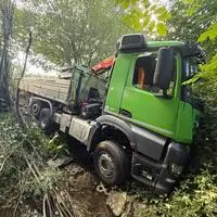 Dienstagnachmittag dürfte wohl ein technisches Gebrechen dafür gesorgt haben, dass ein Lkw mit Kran in ein Bachbett in Pöllau bei Hartberg abstürzte