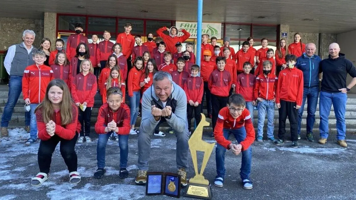 Fritz Strobl (Mitte) nahm bei seinem Besuch dem sportlichen Nachwuchs des Schulzentrums den Zielschuss Richtung Semesterferien. Gemeinsam mit Direktor Franz Zehentner (links) ging es durch die Klassen