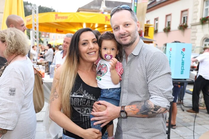 Auch die Jüngsten fühlten sich bei der "Cuba Night" sichtlich wohl: Anita und Martin Lindthaler mit Töchterchen Lisa