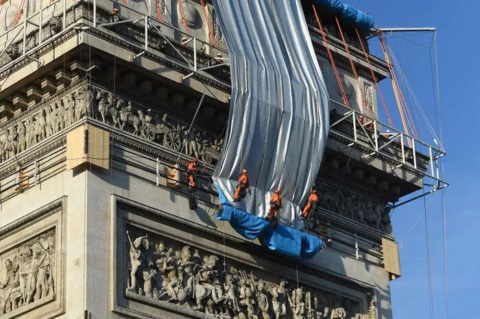 Mit dem Grabmal des Unbekannten Soldaten aus dem Ersten Weltkrieg und der täglich gewarteten Flamme unter dem Bogen gehört der Arc de Triomphe zu den Wahrzeichen der französischen Metropole. Regelmäßig finden dort Ehrungen und Kranzniederlegungen statt, wie anlässlich des 11. November, des Jahrestags des Waffenstillstands im Jahr 1918 zwischen Frankreich und Deutschland.