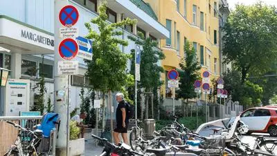 Vor dem „Margerl“ gedeiht ein regelrechter Schilderwald