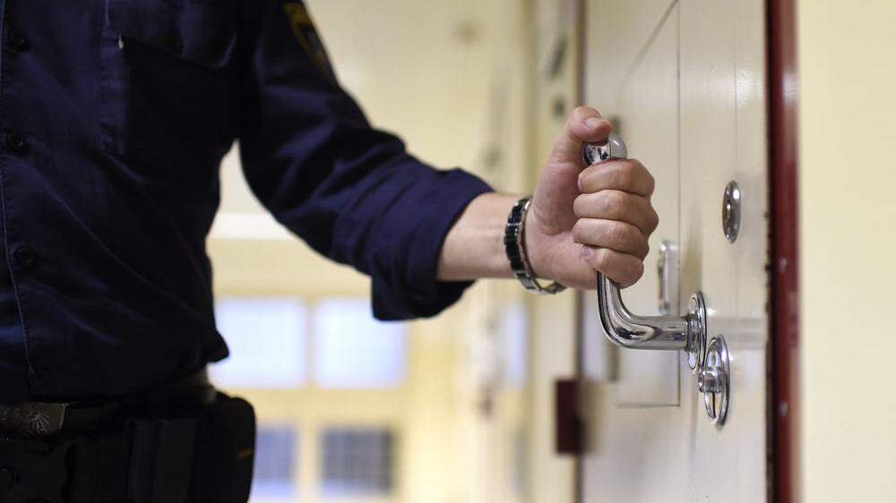 Der Randalierer wurde festgenommen und in die Strafanstalt Graz-Jakomini überstellt
