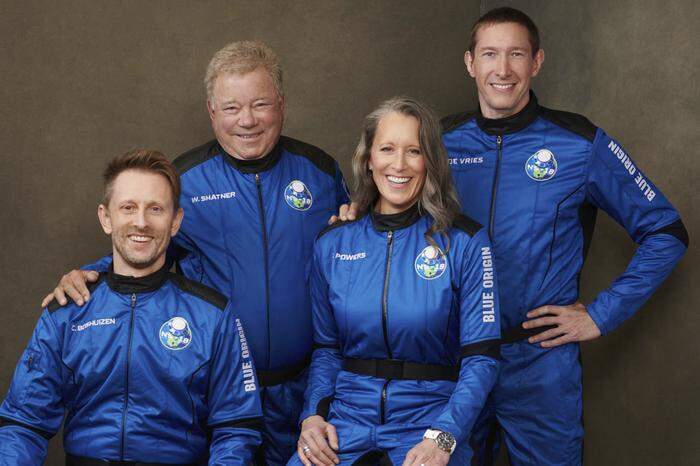 Gemeinsam mit Shatner sollen nun der frühere NASA-Ingenieur Chris Boshuizen, der Unternehmer Glen de Vries und die stellvertretende Chefin von Blue Origin, Audrey Powers, mitfliegen