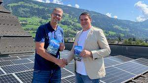 smart energy austria osttirol & oberkärnten Obmann Bertram Steiner (li) gratuliert einem der ersten Mitglieder der EEG Talboden Hotelier Hannes Westreicher (re) vom Grandhotel Lienz