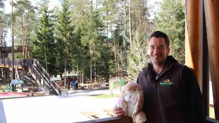 Betriebsleiter Markus Darmann versteckte am Vormittag die Ostereier.