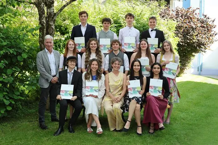 1. Reihe: Schulleiter Helmut Rantschl, Sophie Schaffer (guter Erfolg), Mattea Milusic, Ulrike Mayer (Klassenvorständin), Aleksandra Seatovic, Sabia Warraich (guter Erfolg)
2. Reihe: Esther Zamberger-Hollinger, Johanna Eingang (guter Erfolg), Lennart Haidl, Lena Moser (guter Erfolg), Johanna Hlebaina (guter Erfolg)
3.Reihe: Matteo Wimmer (guter Erfolg), Lorenz Graf, David Filipovic, Moritz Badura
