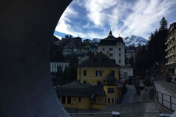 2. Einen ungewöhlichen Blick auf Bad Gastein wagen. Dazu marschiere man vor allem durch das Ortszentrum und kehre an so manch hipper Hotelbar ein.