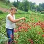 Im eigenen Kräutergarten kann Hermine Rainer trotz der vielen Arbeit entschleunigen