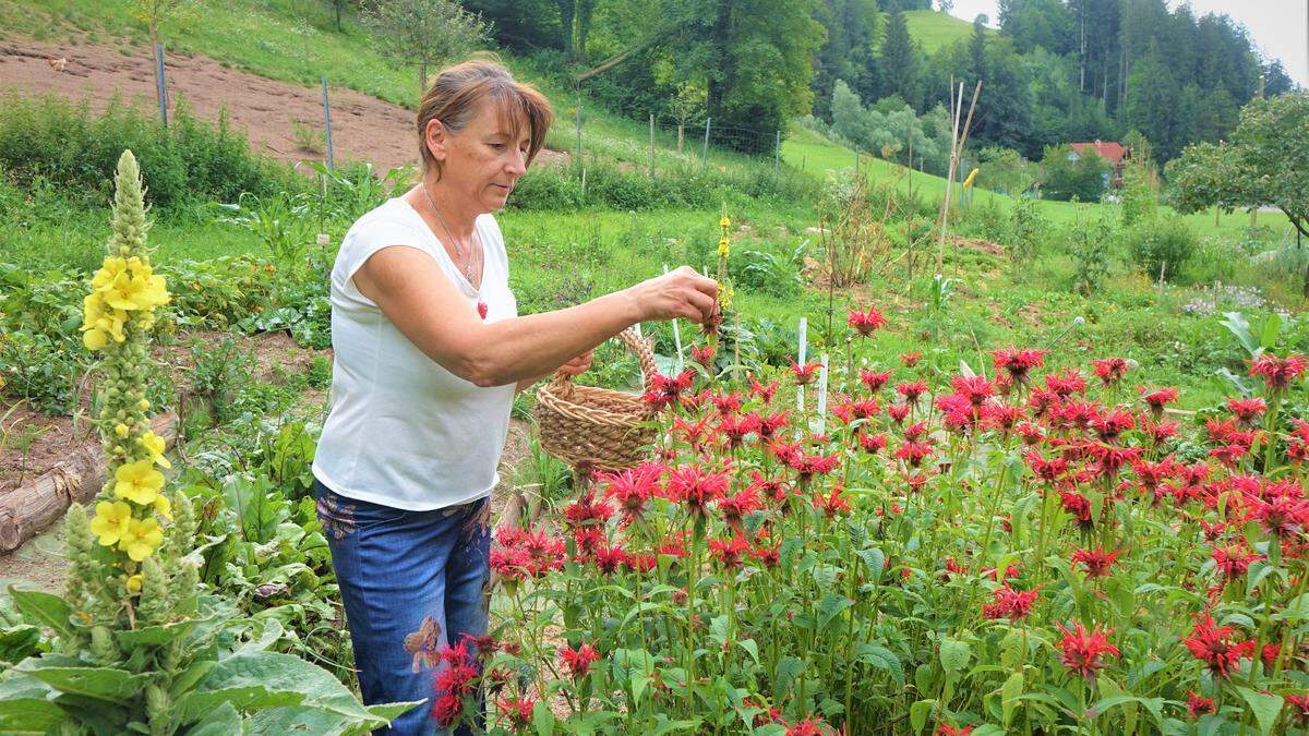 Im eigenen Kräutergarten kann Hermine Rainer trotz der vielen Arbeit entschleunigen