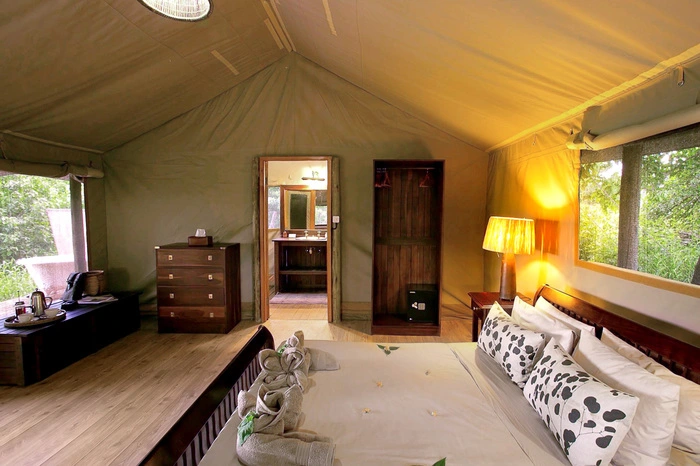 Flugsafari in Botswana. Auch Botswana wird per Flugsafari aus der Vogelperspektive erlebbar: Ab Maun fliegt ein Charter-flugzeug von Mack Air seine Gäste in die Khwai Concession im Okavango-Delta. Hier wartet das Khwai Tented Camp an der östlichen Grenze des Moremi als erste Unterkunft.   