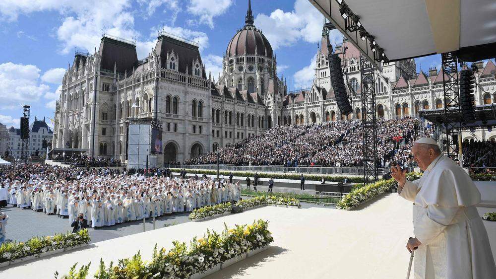 Auf dem Platz vorm ungarischen Parlament fanden rund 25.000 Menschen Platz.