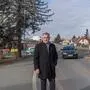 Kalsdorfs Bürgermeister Manfred Komericky steht am Gehsteig neben einer Straße