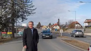 Kalsdorfs Bürgermeister Manfred Komericky steht am Gehsteig neben einer Straße