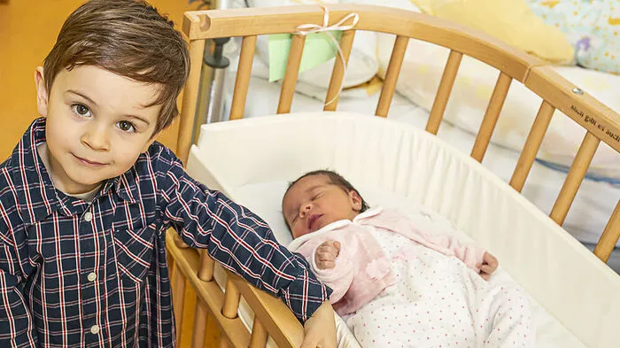 Die kleine Lea (hier mit Bruder Lukas) ist eines von acht Schaltjahrkindern in Kärnten