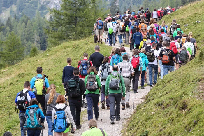 Eine lange "Wanderer-Schlange" setzte sich in Bewegung, ...