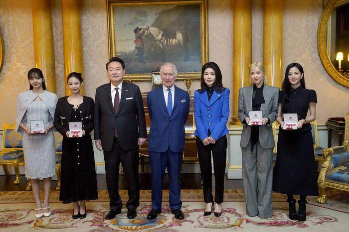 Gruppenbild von Blackpink mit Charles III. und dem südkoreanischen Präsidenten-Paar