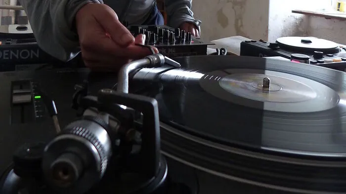DJ-Set und Sampler: Allessandra Tempesti mixt Aufnahmen von Künstlern und von in Schrattenberg Erlebtem zu einem musikalischen Portrait