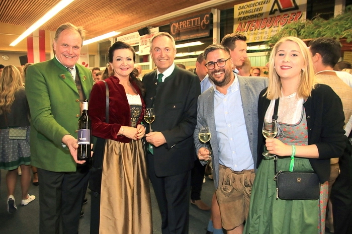 Unter den hunderten Besuchern waren auch Stallhofens Bürgermeister Franz Feirer (Mitte), Landtagsabgeordneter und Bürgermeister Erwin Dirnberger (links), Junge-Wirtschaft-Landesvorsitzender Hannes Buchhauser...