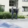 Einsatzkräfte der Polizei vor dem Wohnhaus, in dem die Tat passiert sein soll
