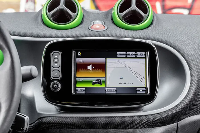 Neben dem Basis-Fahrprogramm kann der Fahrer den Eco-Modus wählen. Dieser ist auf eine besonders stromsparende Fahrweise ausgelegt. Dazu ist die Höchstgeschwindigkeit begrenzt, die Fahrpedalkennlinie angepasst und die maximale Rekuperationsstufe fest vorgewählt. Im Schiebe- oder Bremsbetrieb wird Bewegungsenergie des Fahrzeugs in elektrische Energie umgewandelt.