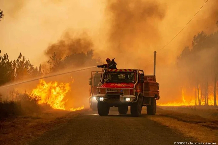Frankreich, 11. August: Feuerwehrleute kämpfen im Westen des Landes gegen die Flammen. Tausende Menschen mussten evakuiert werden.