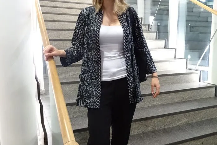 Anna Prisching (22), Wagna: „Da ich prinzipiell eher mehr der legerere Typ bin, empfinde ich es ab und zu als Herausforderung, mich für Veranstaltungen oder elegantere Anlässe zu kleiden. Florale Muster erleichtern die Auswahl erheblich, weil sie einen gewissen eleganten und erhabenen Flair austrahlen und kombiniert mit gedeckten Farben wie Schwarz und Weiß kann man ein Outfit kreieren das auch zum Ausgehen und fürs Theater geeignet ist.“Daniela Lambauer: „Für dieses Outfit würden sich auch spitzere, höhere Schuhe sehr gut eignen und eine lange Kette als Accessoire.“