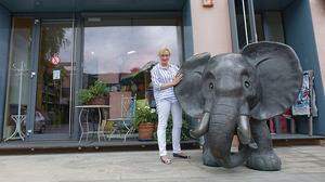 Gabriele Gschiel mit dem Elefanten von Gottfried Kumpf vor dem Kunsthaus in Köflach