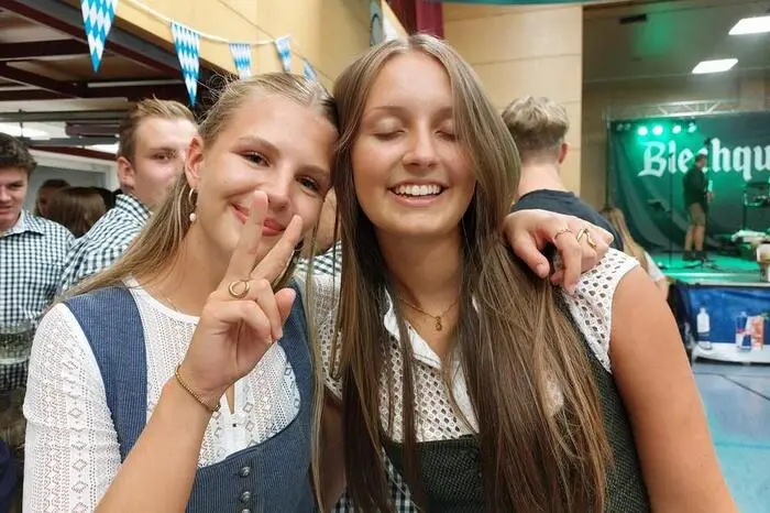 Der Festsaal in der Mittelschule füllte sich am Abend mit zahlreichen Besuchern, diese bekundeten damit ihre Verbundenheit mit der Landjugend.